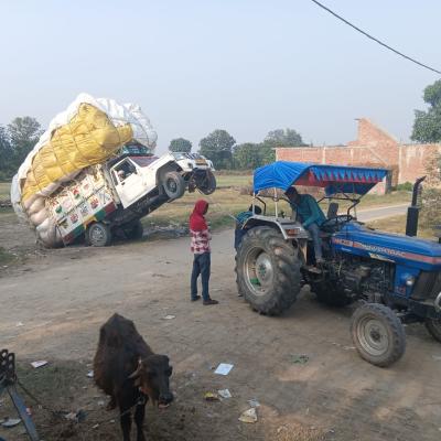 इकबालपुर–सेगनपुर, औरैया: भूसा से लदा लोडर अचानक हवा में उठा, मौके पर भगदड़! पूरे गांव में मचा हड़कंप 🚨 | TV21 Network